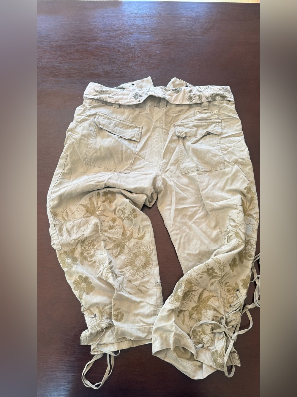Da-Nang Beige Floral Cargo Capris - Picture 2 of 6